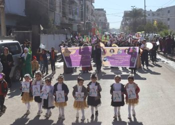 بفلسفة المرأة، الحياة، الحرية. إحمي ذاتك.