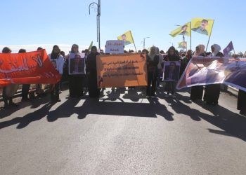 بفلسفة المرأة، الحياة، الحرية. احمي ذاتكِ.