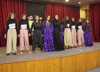 بفلسفة المرأة، الحياة، الحرية. احمي ذاتكِ.