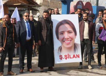 بفلسفة المرأة، الحياة، الحرية. احمي ذاتكِ.