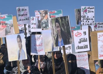 وقفة احتجاجية ضد حظر شعار “جن، جيان، آزادي”.