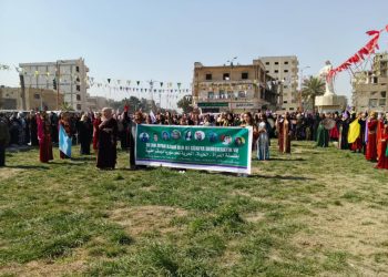 “بفلسفة المرأة، الحياة، الحرية. نبني سوريا ديمقراطية”.