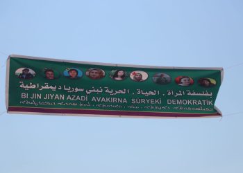 بفلسفة “المرأة، الحياة، الحرية. نبني سوريا ديمقراطية”.