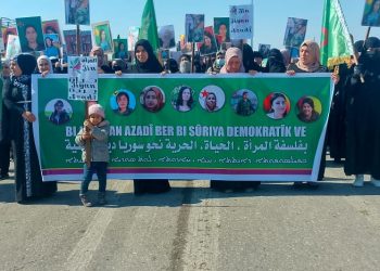 بفلسفة “المرأة، الحياة، الحرية. نبني سوريا ديمقراطية”.