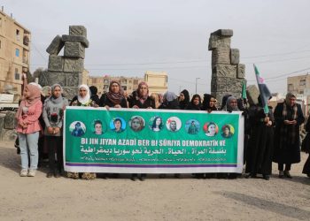 بفلسفة “المرأة، الحياة، الحرية. نبني سوريا ديمقراطية”.