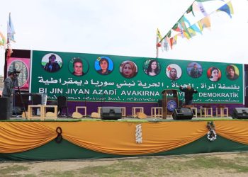 بفلسفة “المرأة، الحياة، الحرية. نبني سوريا ديمقراطية”.