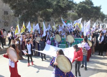 بفلسفة “المرأة، الحياة، الحرية. نبني سوريا ديمقراطية”.