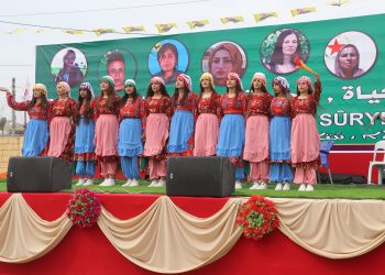 بفلسفة “المرأة، الحياة، الحرية. نبني سوريا ديمقراطية”.