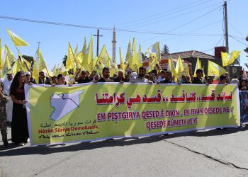 مسيرة جماهيرية باسم أهالي الطبقة من أجل مساندة قوات سوريا الديمقراطية .